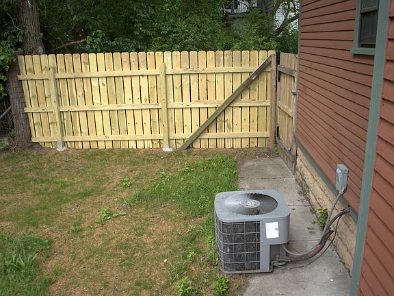 5th image of 1004 Lasalle Ct W