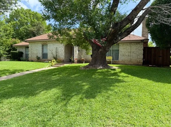 1044 Shadywood Ln, Desoto, TX 75115