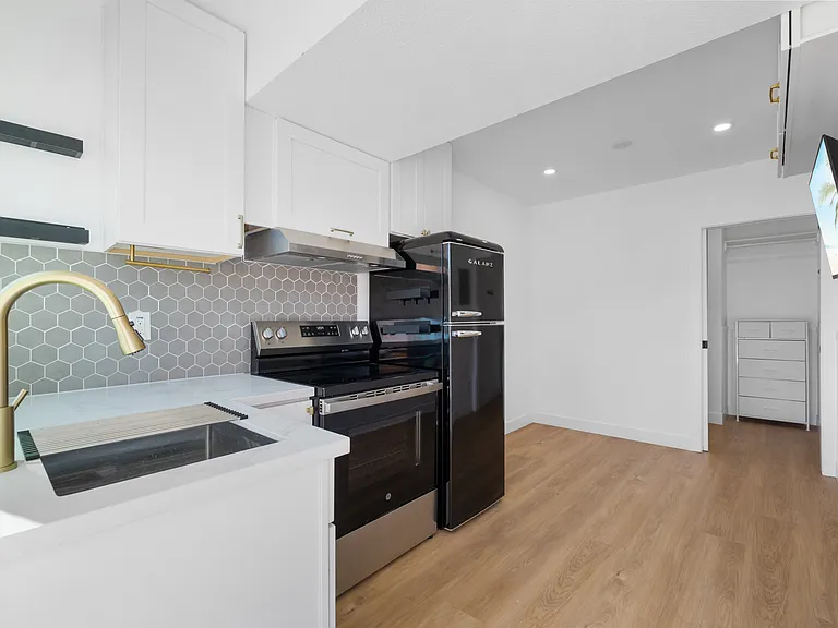 4162 Arizona St — Photo 10