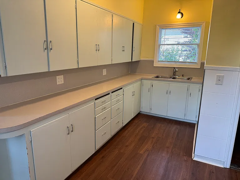 Spacious kitchen with classic character, well-preserved and full of storage!