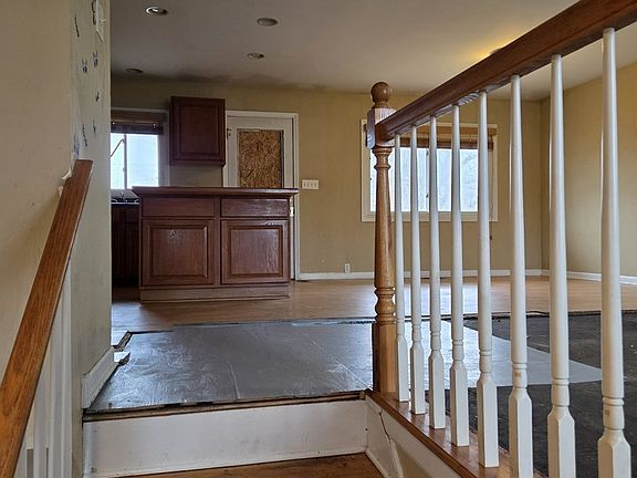 2nd image of 300 Hickory Ave