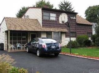 66 Bucket Ln, Levittown, NY 11756