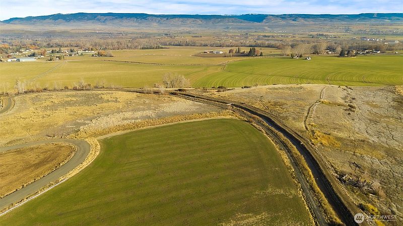 3rd image of 1681 Edge Bluff Loop