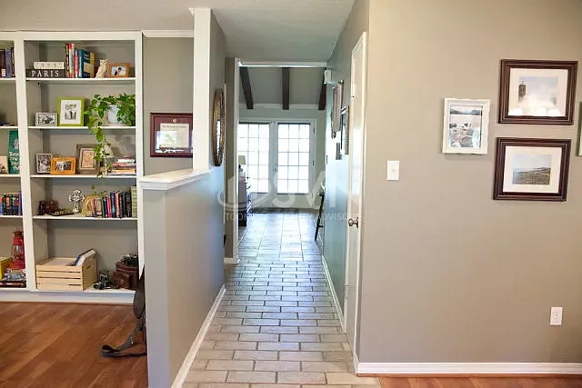 662 Ridgewood Dr — Photo 3