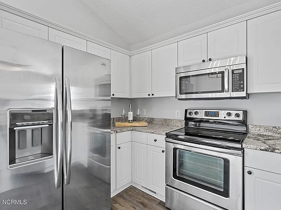 3rd image of 724 Hillside Dr