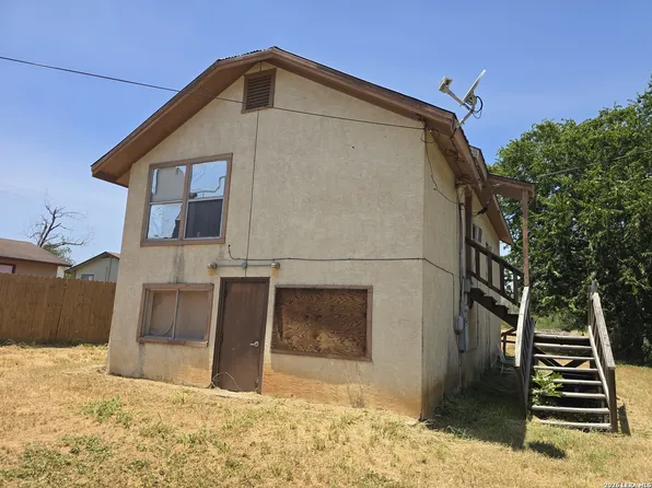 605 E, Floresville, TX 78114