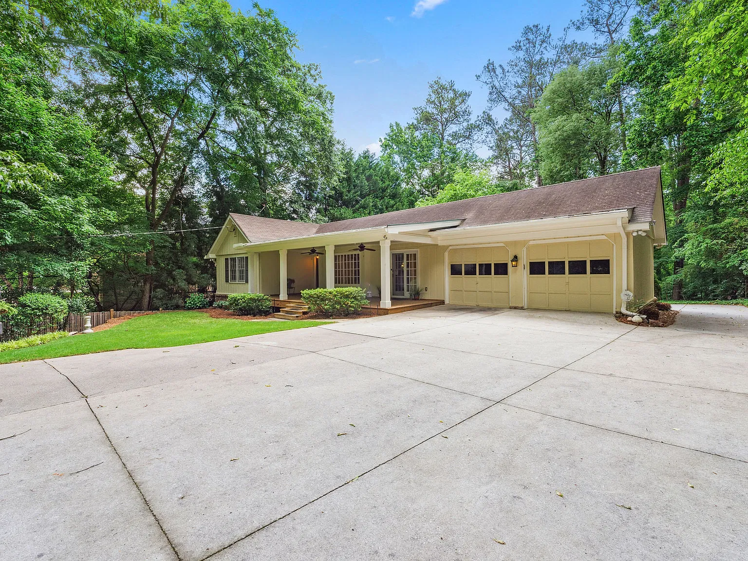 2 bed, 1.5 bath, 2000 sqft, $2,700 — Photo 2