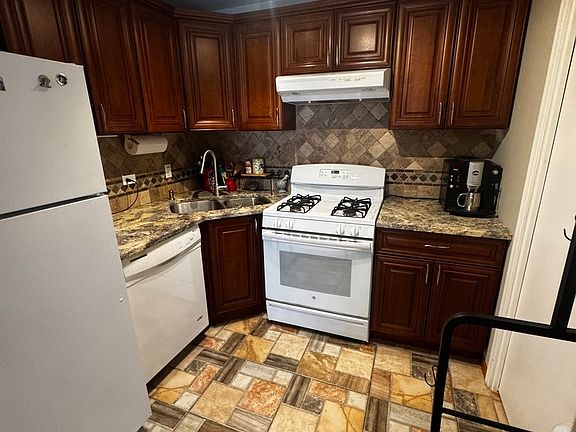5th image of 7110 W 93rd Pl APT 2A