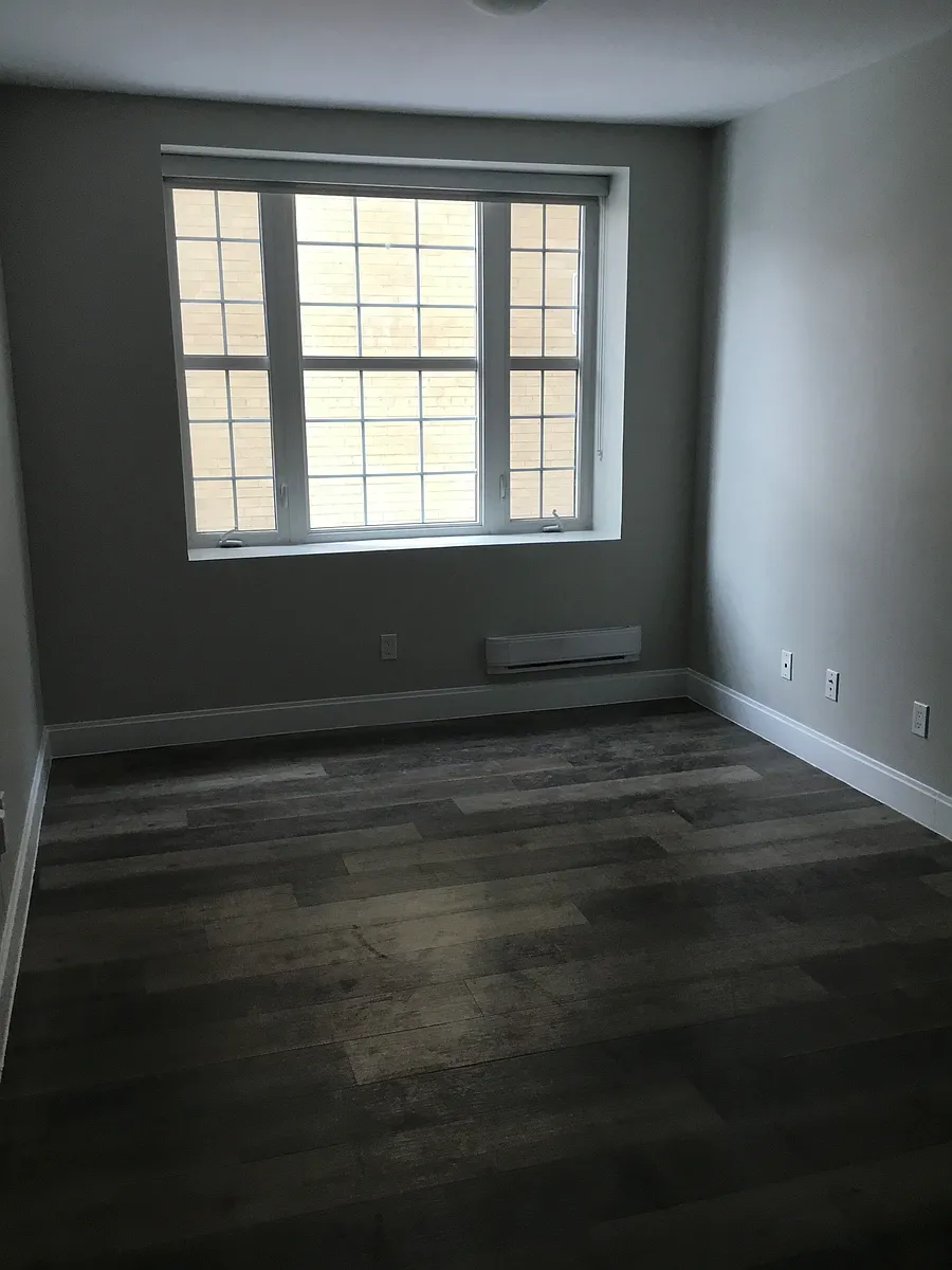 Building Photo - 304 Simcoe St S #102