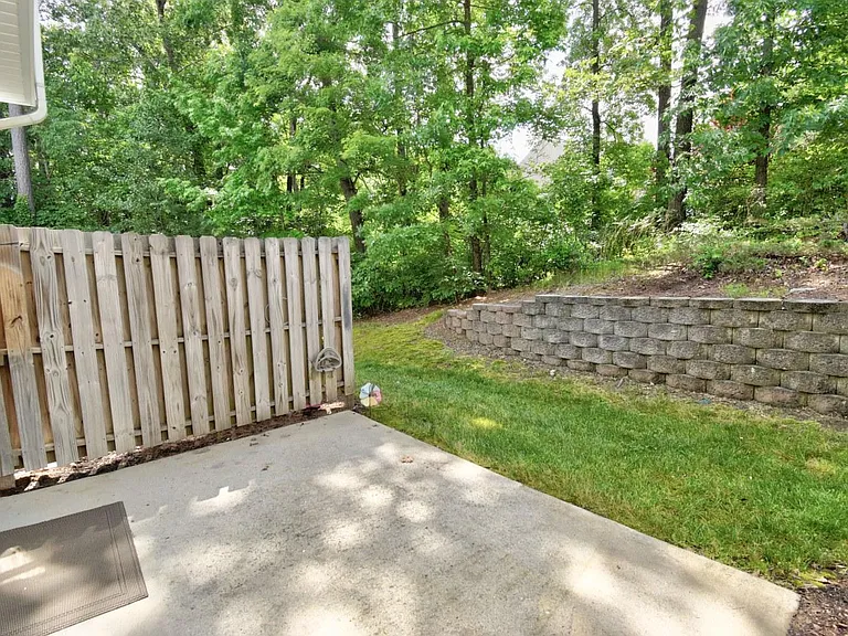 314 Canyon Lake Cir — Photo 32