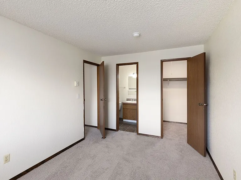 Imperial Crown Manor — Photo 17