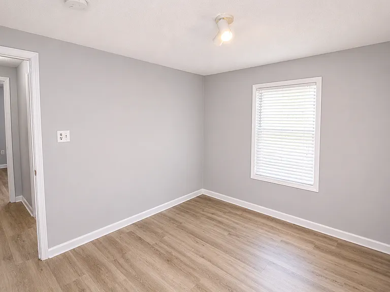501 Franklin Blvd — Photo 14