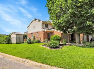 88 Homestead St, Ottawa, ON K2E7N6