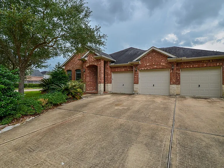4019 Jade Cove Ln — Photo 1