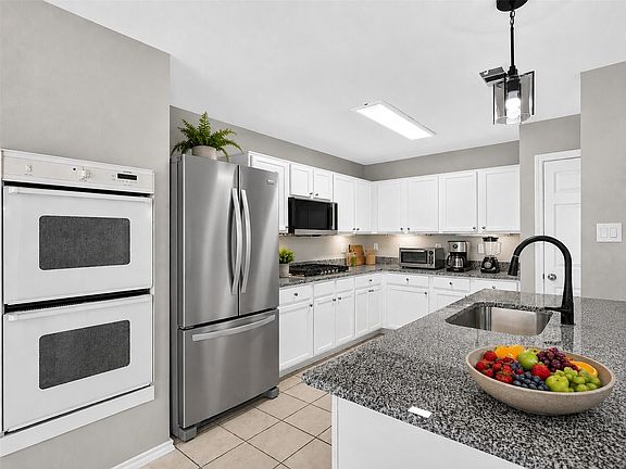 4th image of 1104 Breezewood Dr