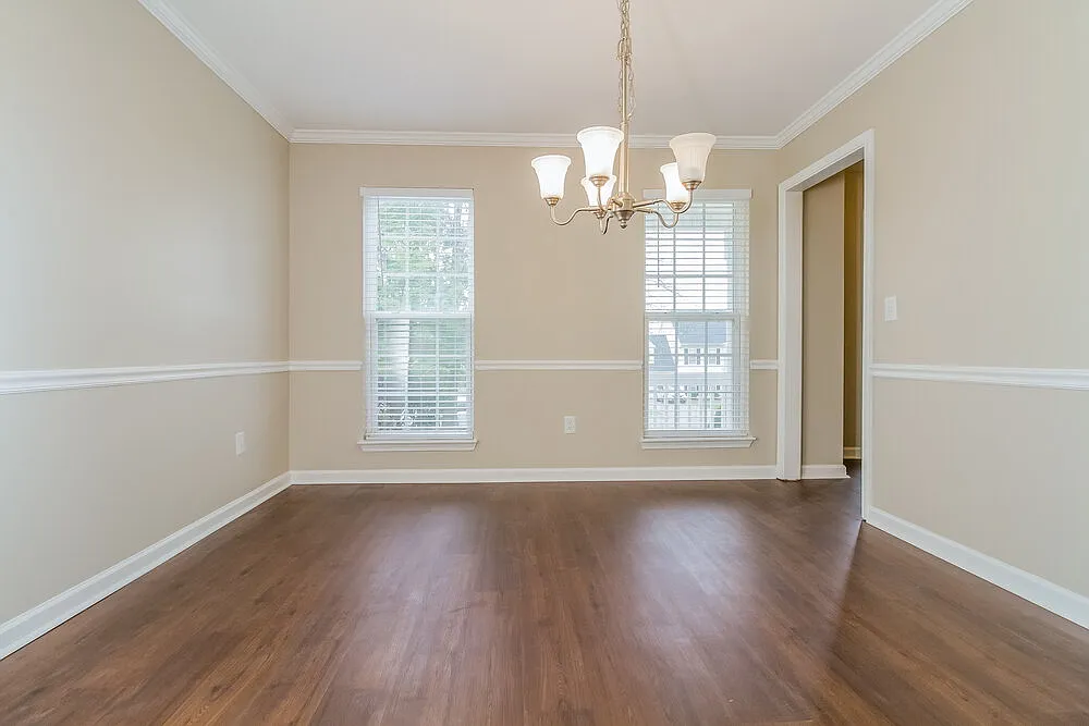4 bed, 2.5 bath, 2340 sqft, $2,385 — Photo 4