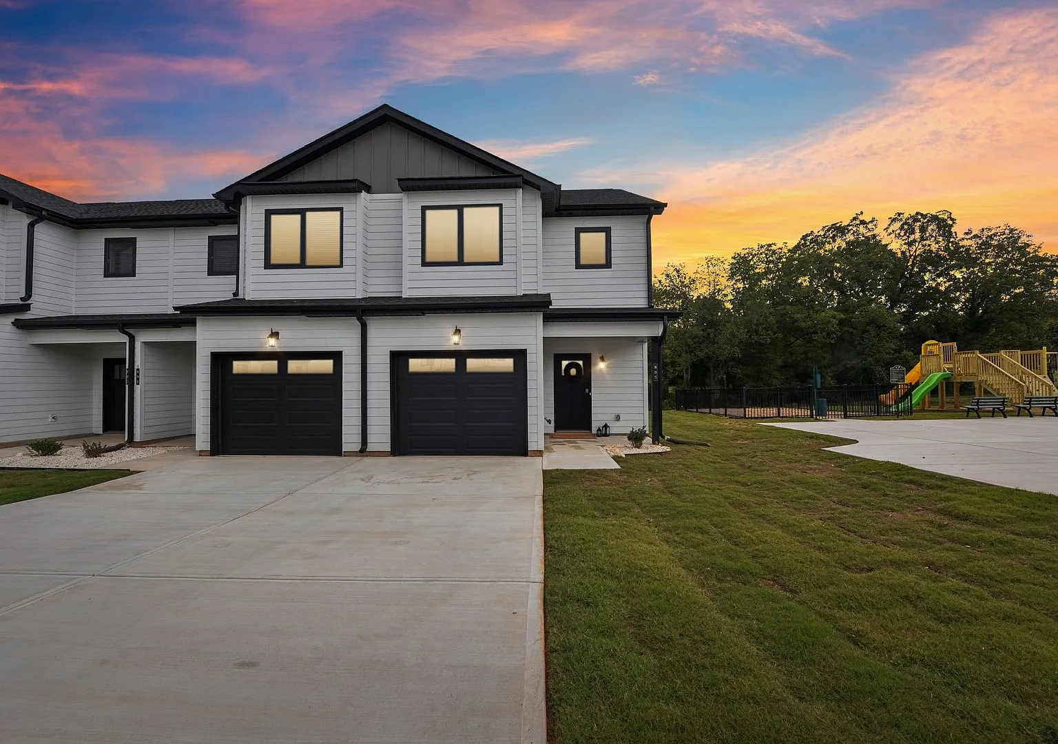 Brand-New Luxury Townhomes | Move-In Ready! Fenced In yard + Pet Friendly ! — Photo 2