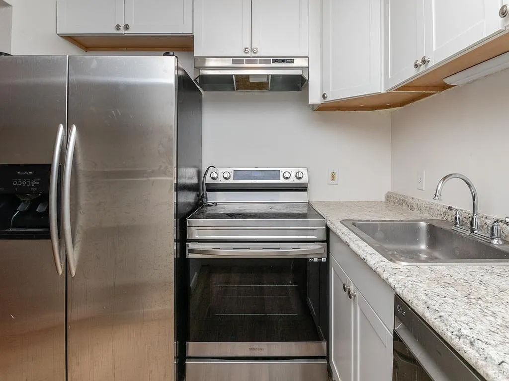 2 bed, 1000 sqft, $2,600 — Photo 2