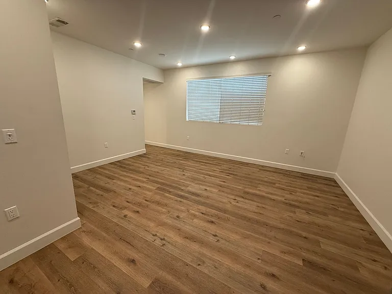 14550 Burbank Blvd #105 — Photo 12