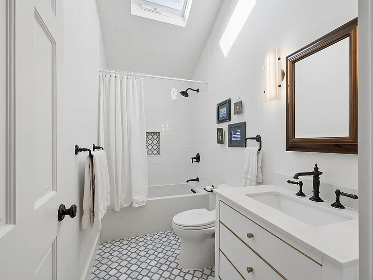8 Lauras Ln — Photo 16