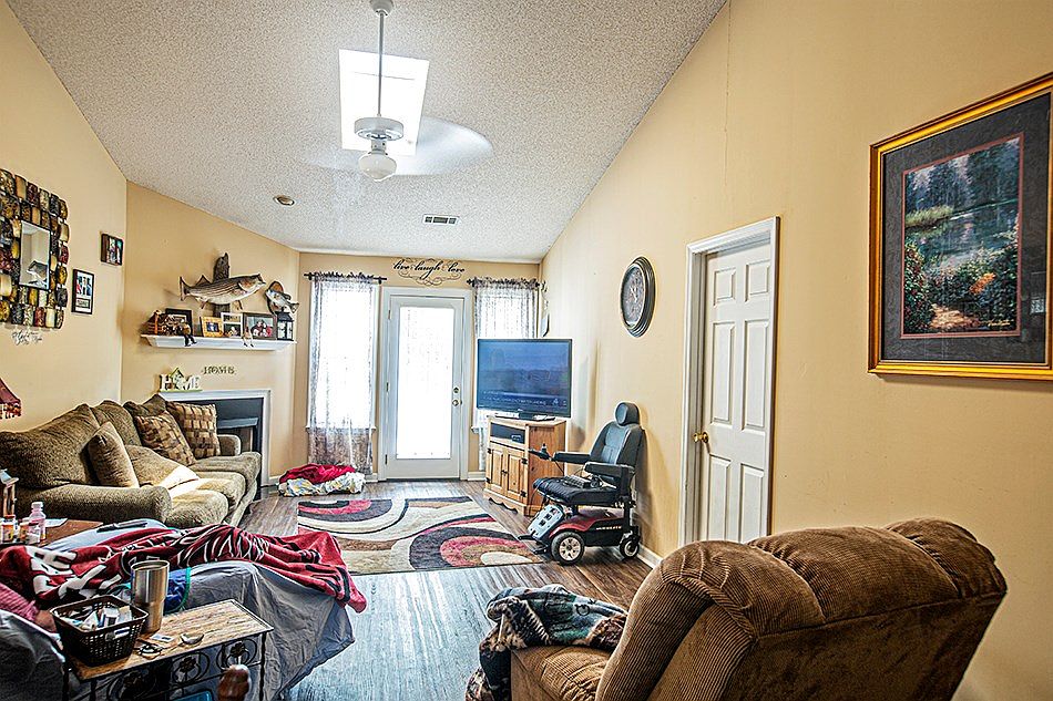 2nd image of 124 Leyland Ct