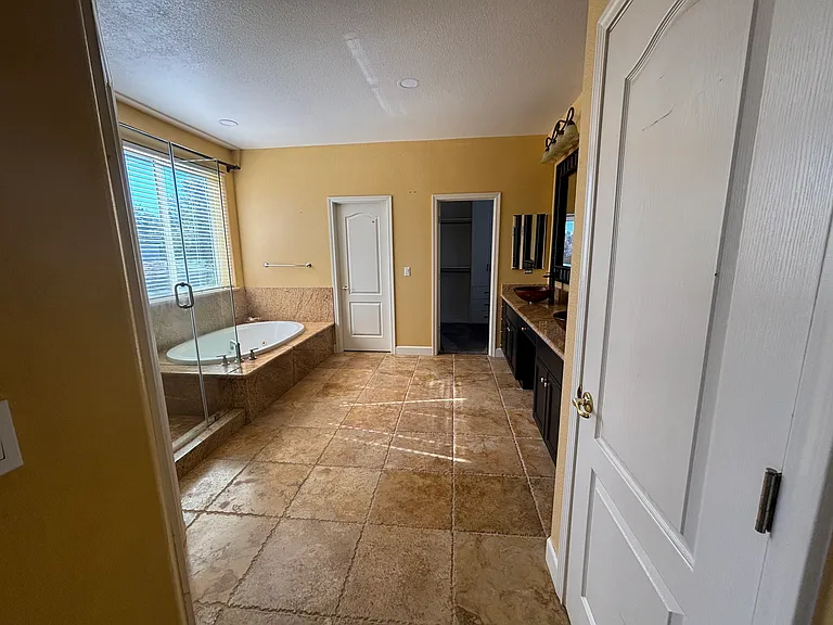 4800 Village Green Dr — Photo 16