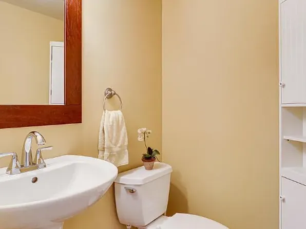 2210 Glencourse Ln, Reston, VA 20191