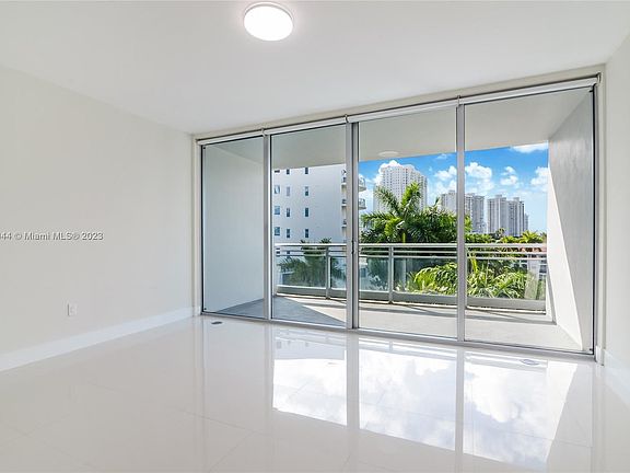 4th image of 2950 NE 188th St APT 142