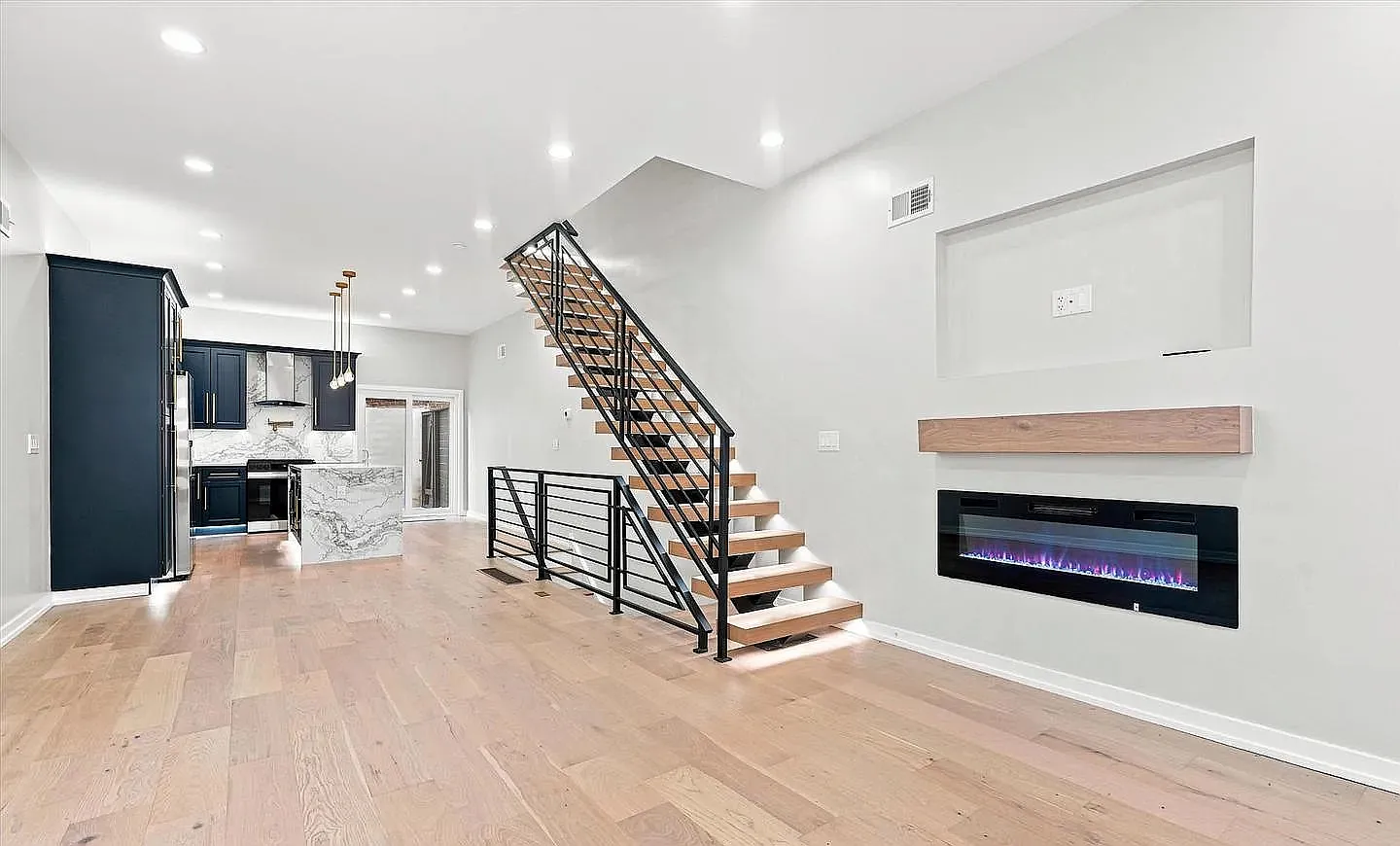 4 bed, 1964 sqft, $3,200 — Photo 3