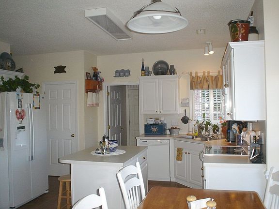 Lovely Kitchen with Island & Butler Pantry