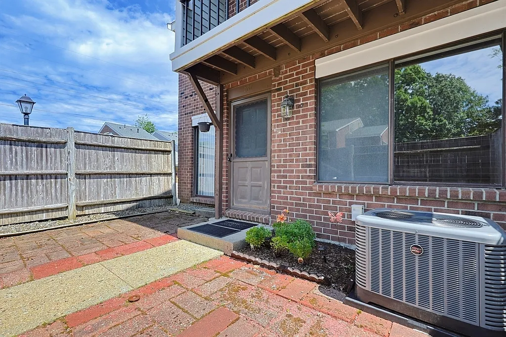 3 bed, 1.5 bath, 1295 sqft, $3,500 — Photo 3