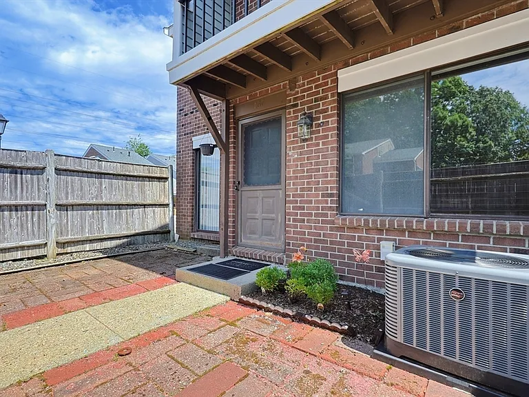 167 Greenbrook Dr #167 — Photo 3