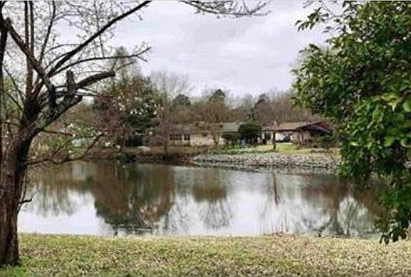 3rd image of 6 Leslie Ln