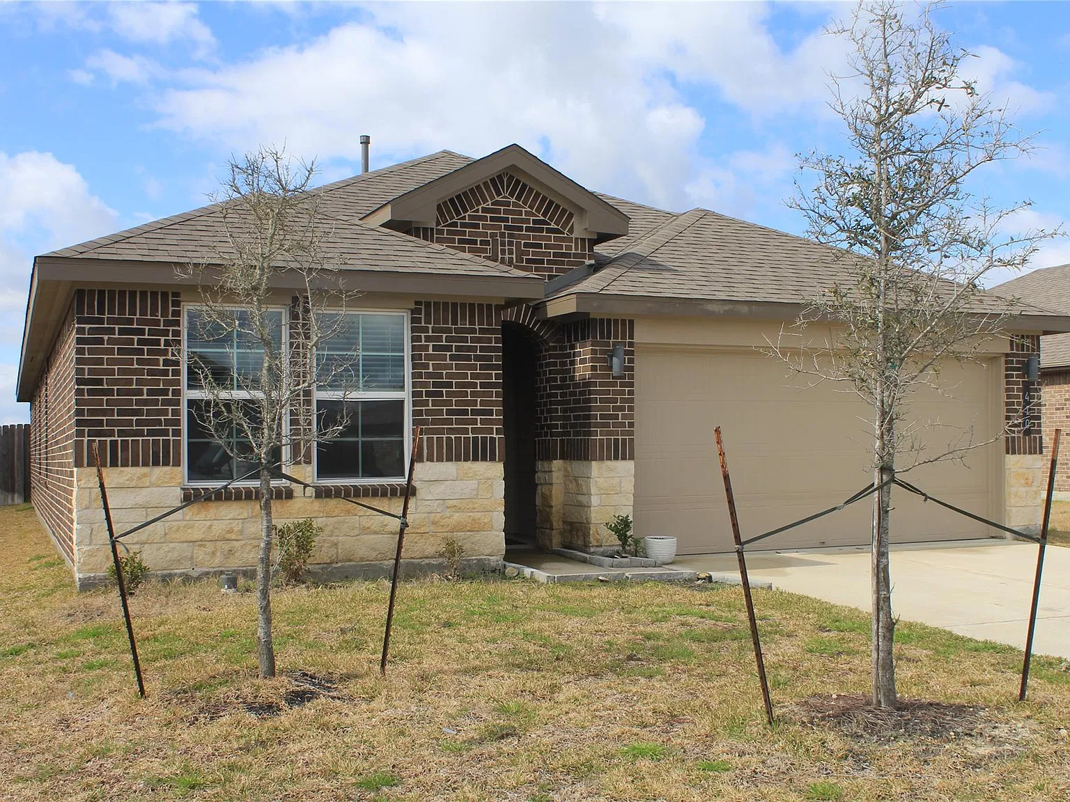 4 bed, 2.0 bath, 1902 sqft, $2,300 — Photo 2