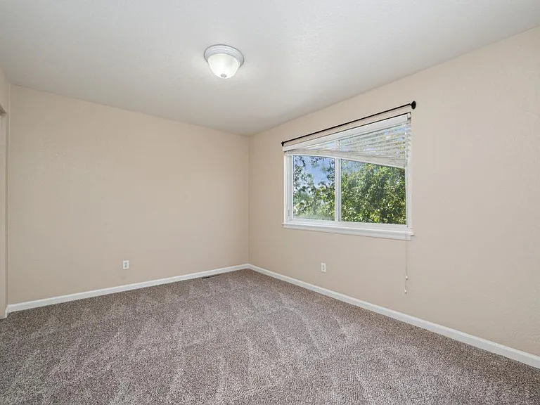 698 Eagle Dr — Photo 16