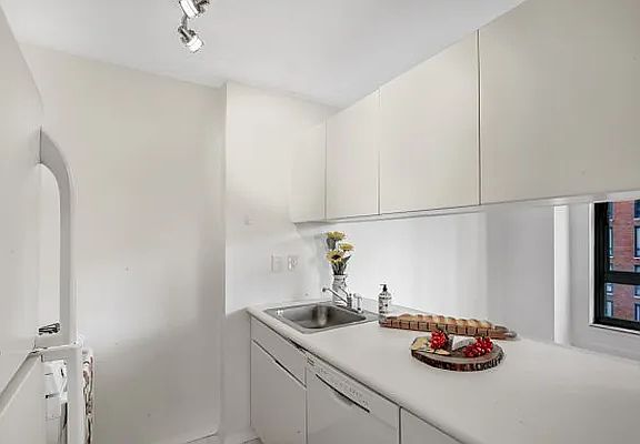 3rd image of 1 Irving Pl APT U15c