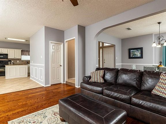 4th image of 4817 Park Brook Dr