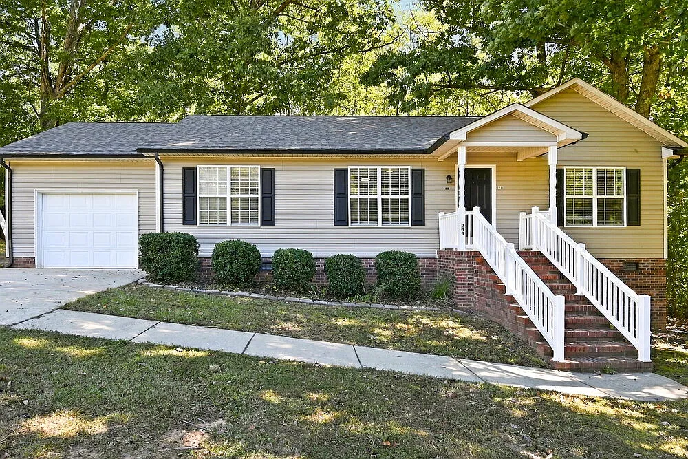 3 bed, 2.0 bath, 1161 sqft, $1,765 — Photo 1