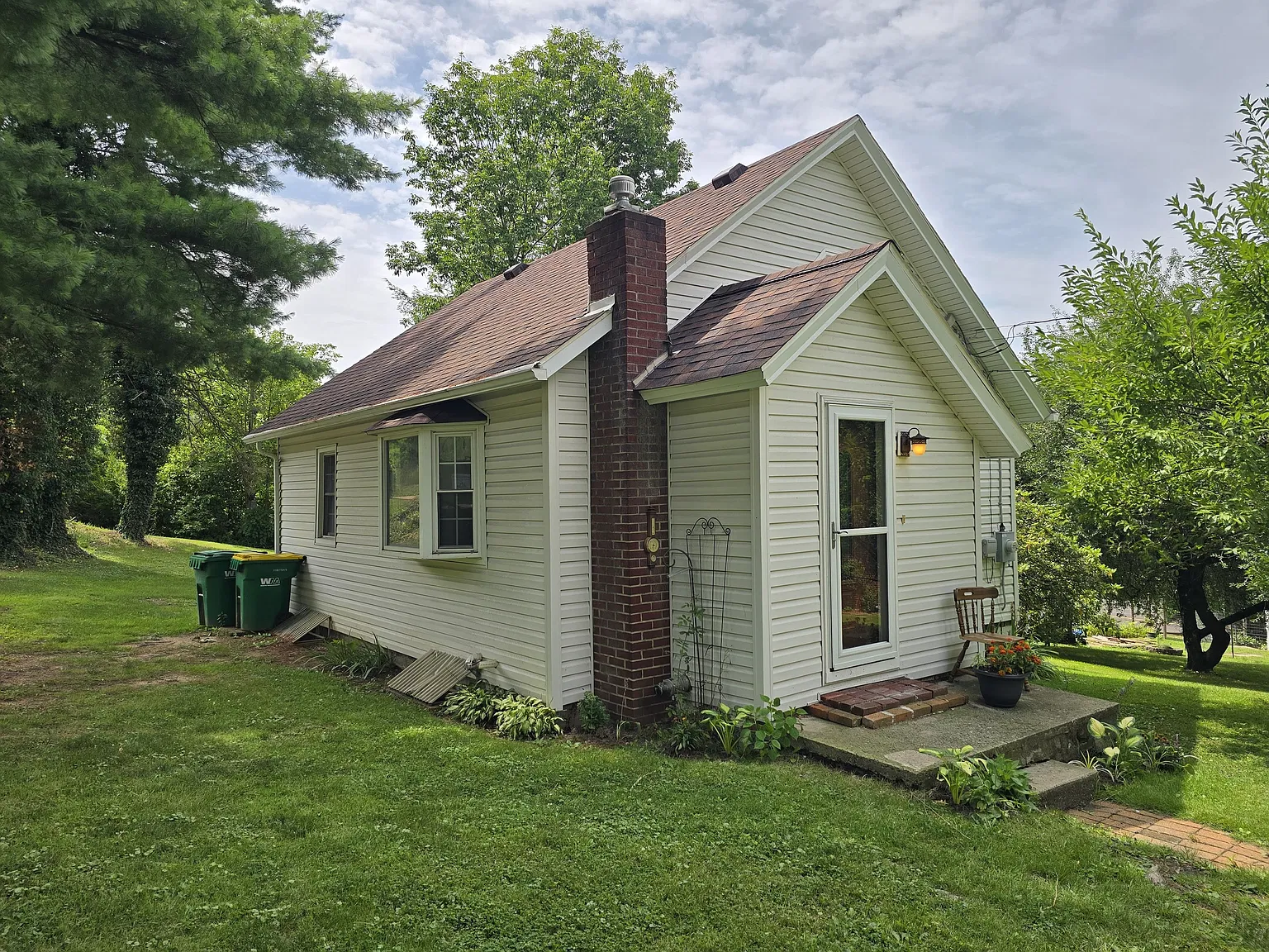 106 Lowry — Photo 1