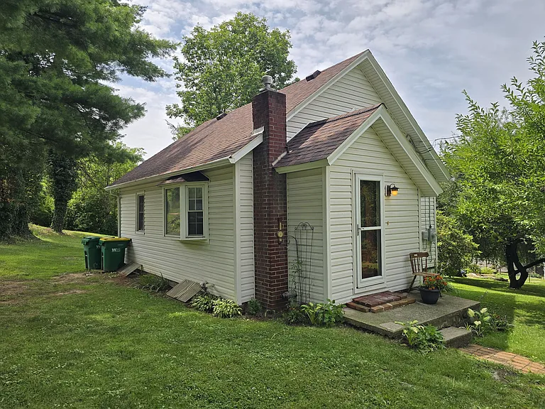 106 Lowry St — Photo 1