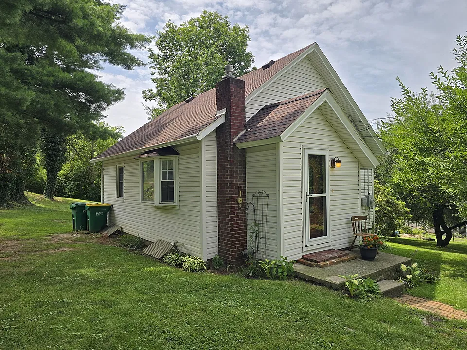 106 Lowry St
