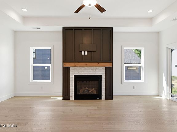 4th image of 806 Greenhead Ln