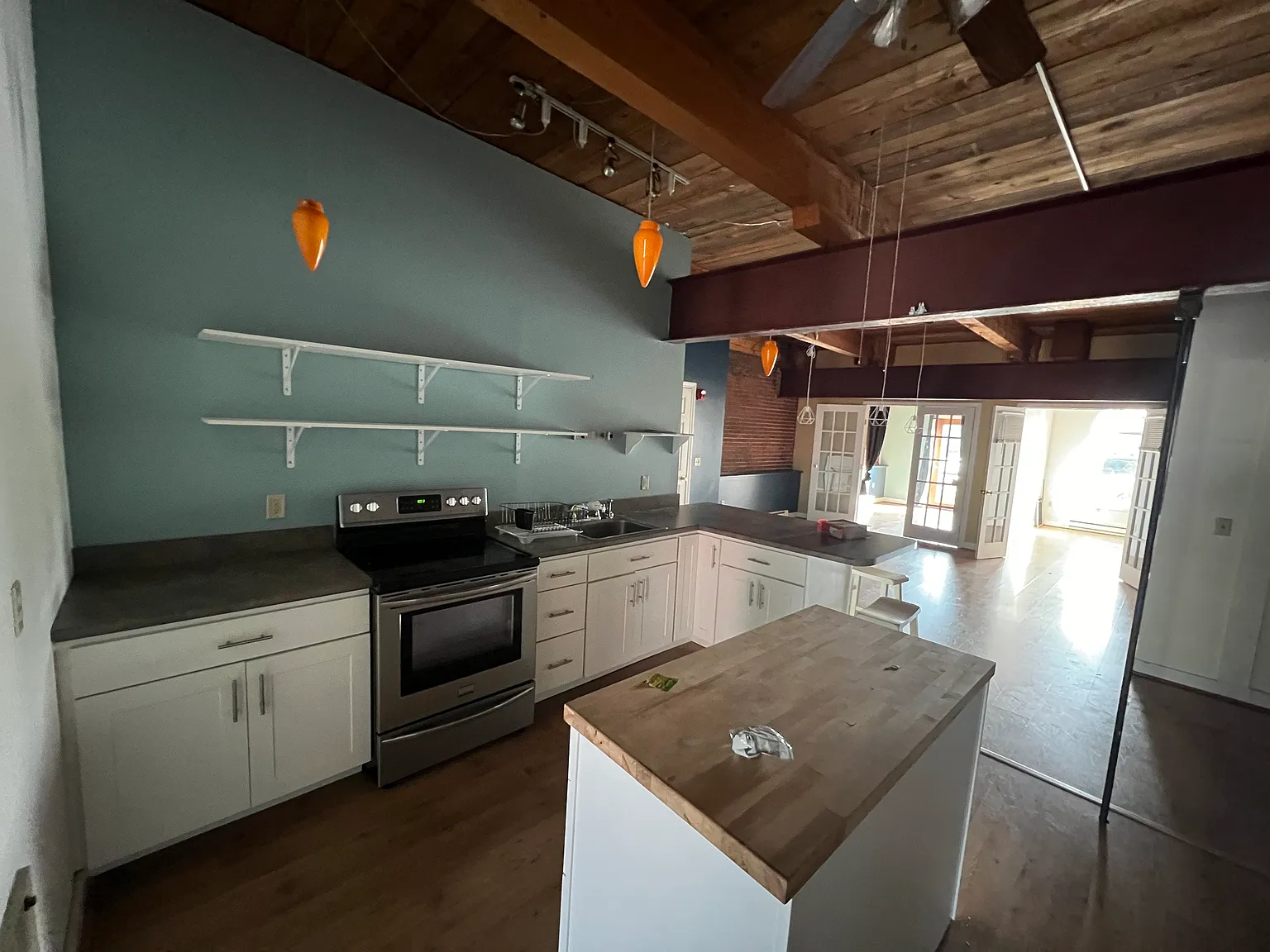 4 bed, 3000 sqft, $2,200 — Photo 2