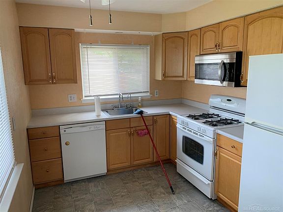 5th image of 20557 Stafford St