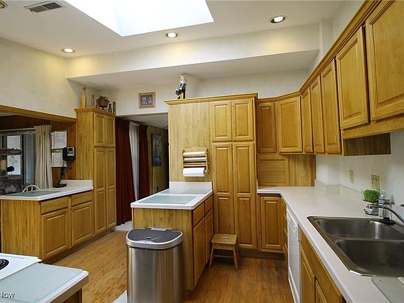 5th image of 12753 Saint James Dr