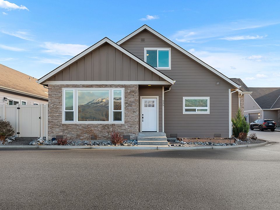 End unit with large windows, lots of natural light and Columbia River Views!