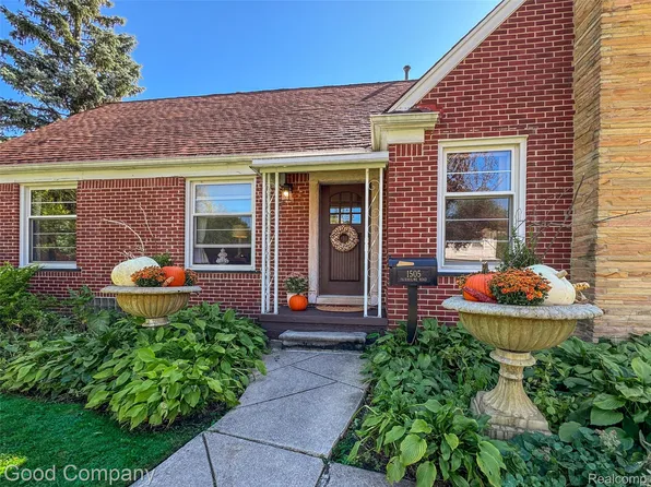 1505 Fairholme Rd, Grosse Pointe Woods, MI 48236