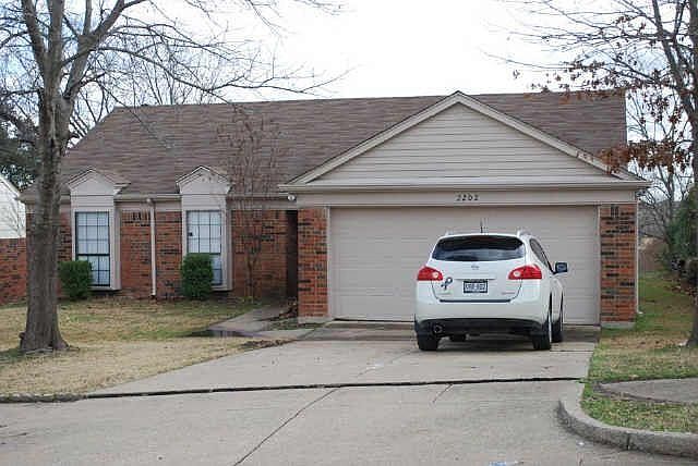 1st image of 2202 Country Oaks Dr