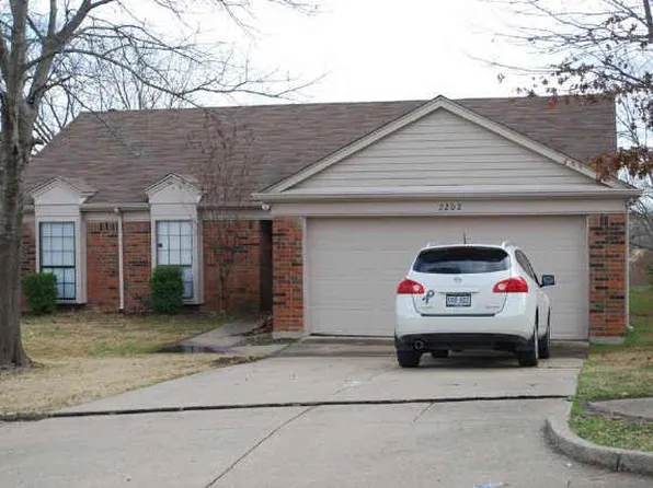 2202 Country Oaks Dr, Garland, TX 75040
