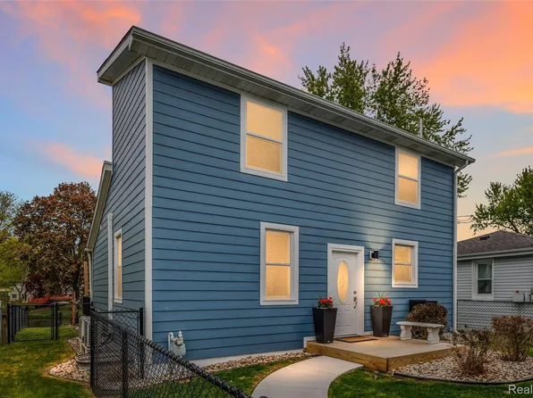 9474 Thames Blvd, White Lake, MI 48386